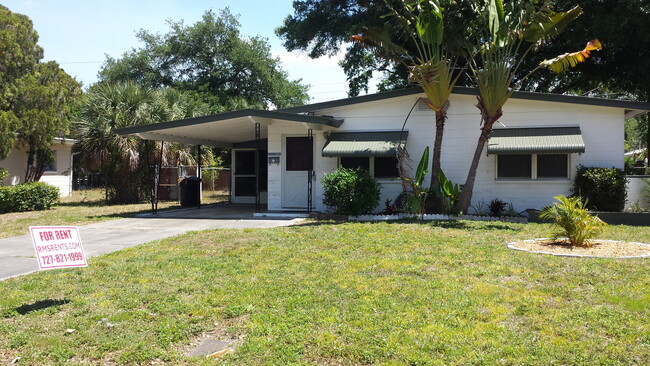 Great 2/1 home w/Large fenced in back yard... - Great 2/1 home w/Large fenced in back yard...