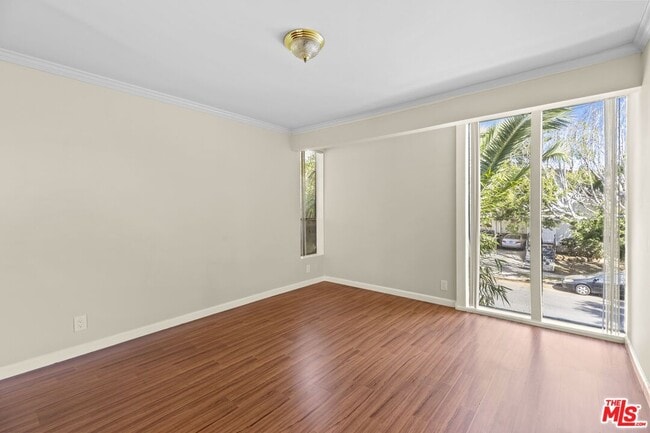 Photo - 1233 Barry Ave Unidad 208