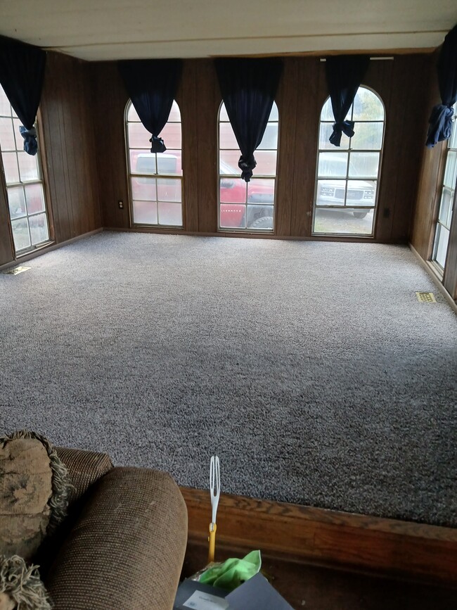 New carpet, step up living room surrounded by windows - 2800 Miner St House