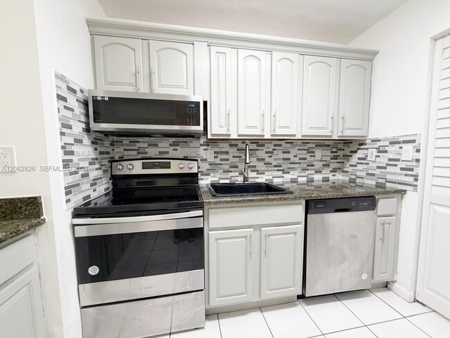 Building Photo - 20681 NE 4th Pl Unit 101