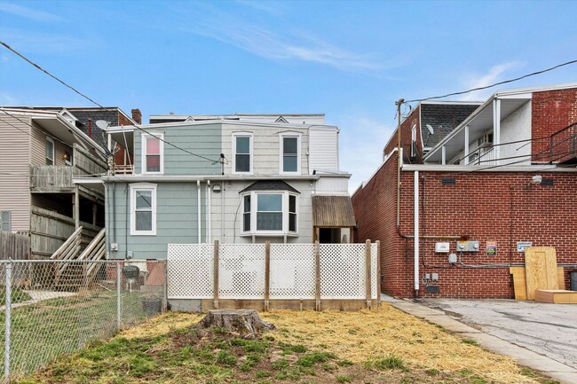 Photo - 1020 N George St