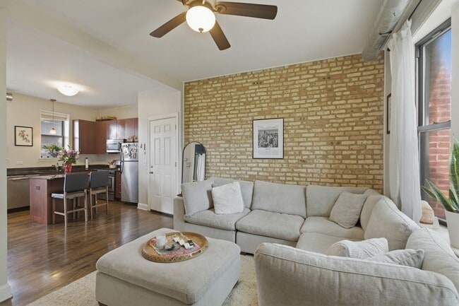 Photo - 3142 W George St Unidad # 0C2