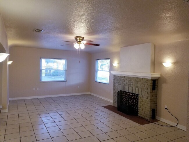 Photo - 512 E Strawbridge Ave