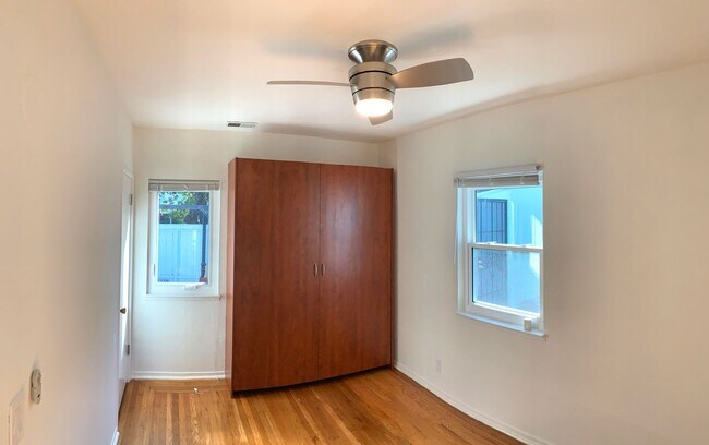 Photo - UPDATED 1000 sf 2 BR/1BA Oak Center/West Oakland Cottage Minutes from Emeryville, Downtown, 80, ...