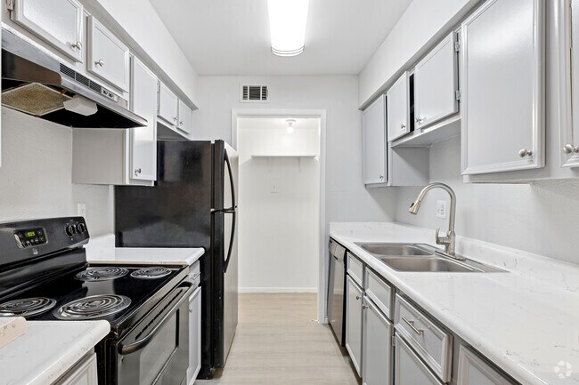 1BR, 1BA - 703SF - Kitchen