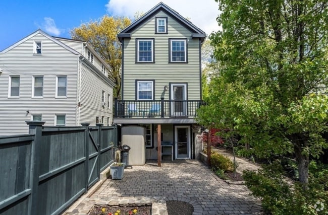 Building Photo - 66 Thorndike St Rental
