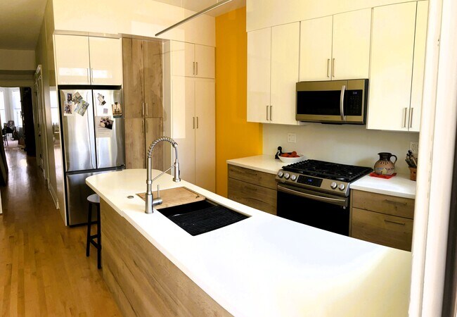 Building Photo - 1323 N Artesian Ave Unit #1F Rental