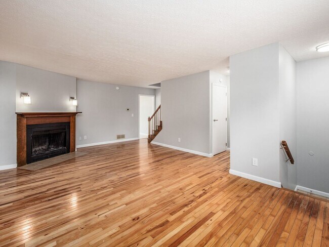 Photo - 2017 Queensgate Ln