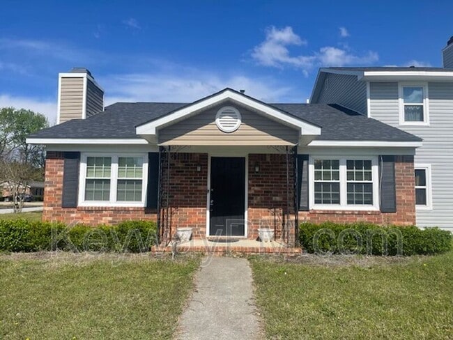 Building Photo - 3933 Miramar Dr Ext