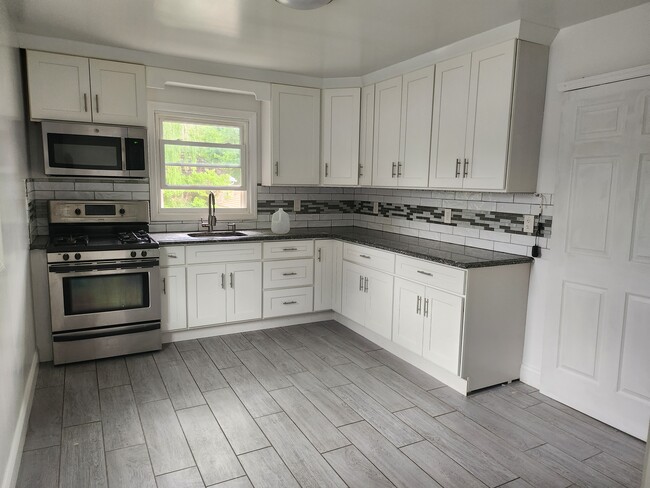 Building Photo - 9126 Grand Ave Unit 1 Rental