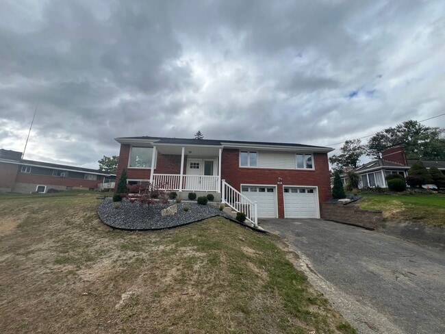 Building Photo - Beautifully Renovated 4 Bed/ 2 Bath with 2...