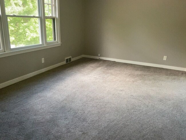 183 Hamilton Dr Unit upper