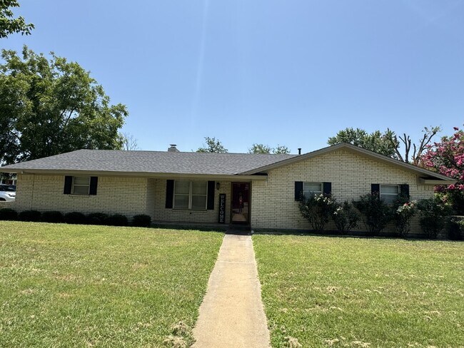 Lovely, spacious home that welcomes you in! - Lovely, spacious home that welcomes you in!
