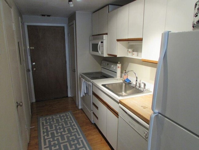 Building Photo - 1300 Hudson St Unit B6