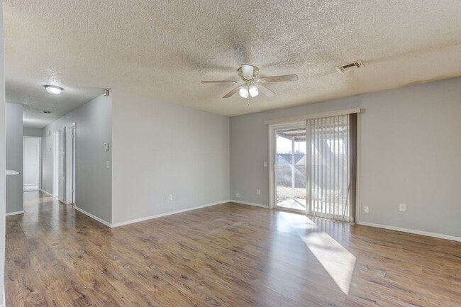 Photo - 4 bed house in Yukon!