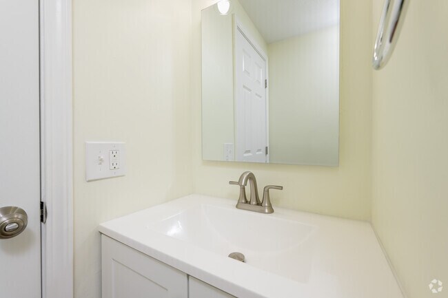 3BR, 1.5BA – 1,300SF - Bathroom