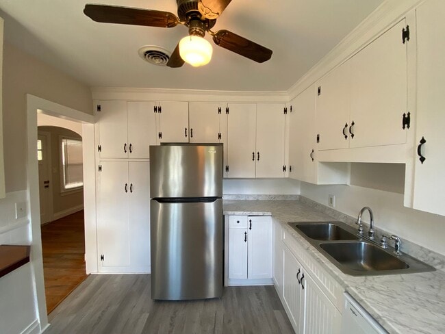 Photo - 3 Bed 2 Bath Cottage in Midtown!