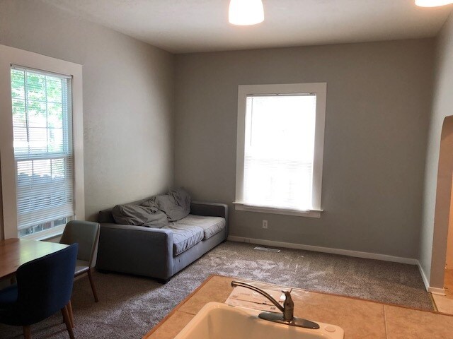 Living Space- 10ft ceilings - 935 Olive St