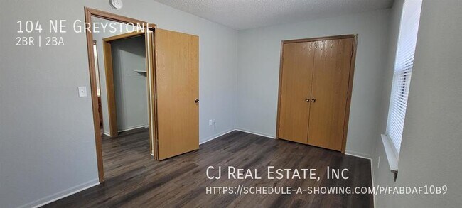 Photo - 104 NE Greystone Dr