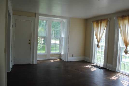 Building Photo - Spacious and Bright 3 Bedroom Townhouse
