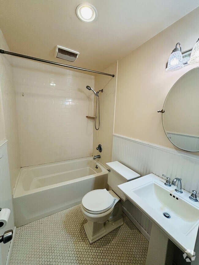 Building Photo - 131 Berry Hill Rd Rental