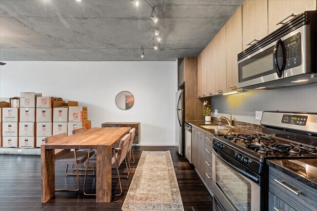 Photo - 659 W Randolph St