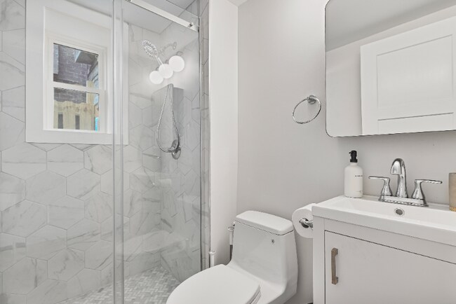 Photo - 25 Seaton Pl NE