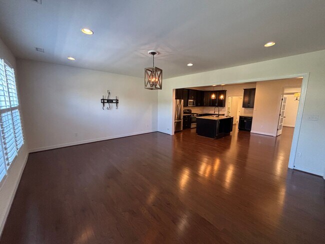 Photo - 4816 Village Walk