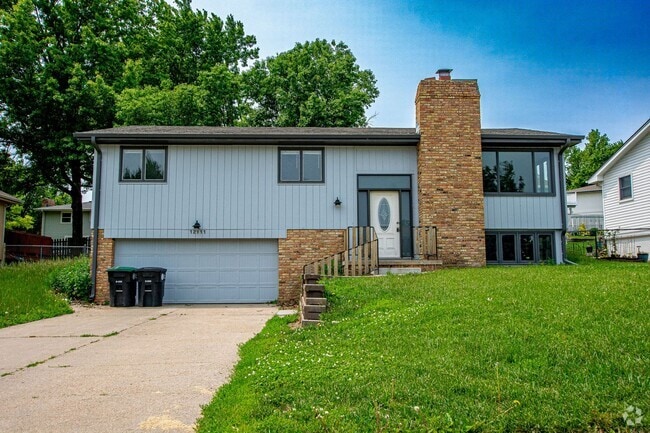 Building Photo - SPACIOUS 3 Bedroom / 2.5 Bath off 120th an... Rental