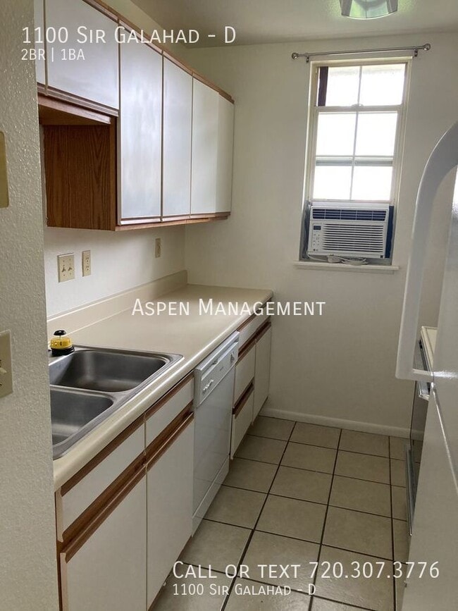 Photo - 1100 Sir Galahad Dr Unit D