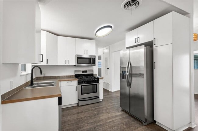 Building Photo - 1717 Bluebonnet Ln