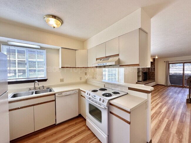 Photo - 715 Julian Cir