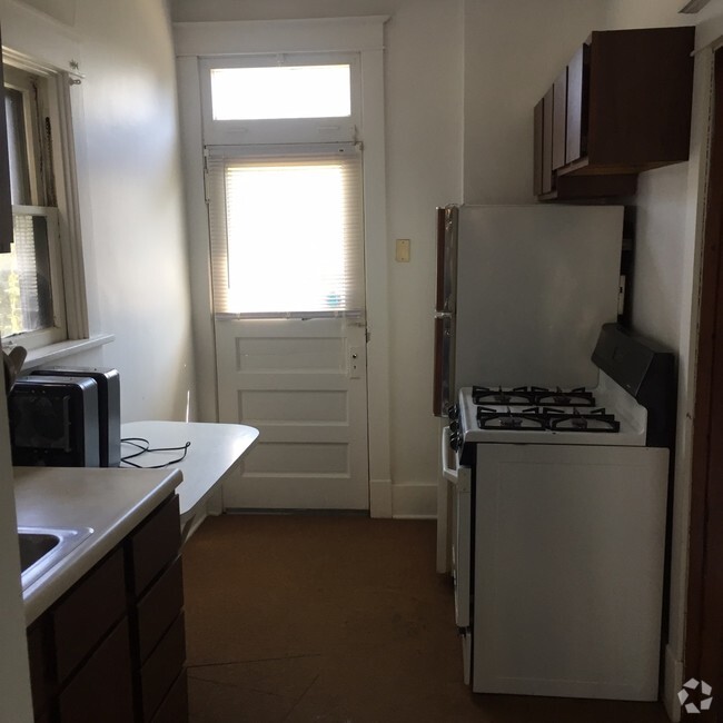 Building Photo - 124 Koehler St Unit apt 1
