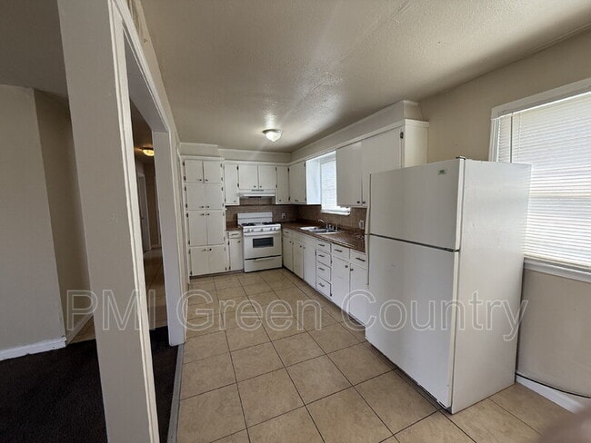 Photo - 334 W 63rd Pl N