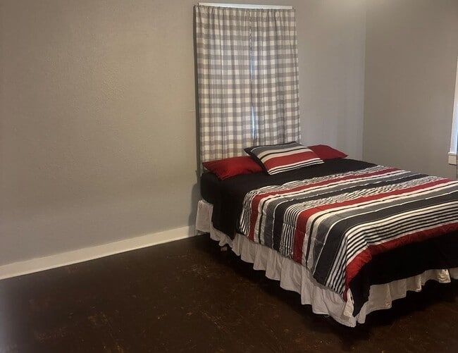 Photo - 4600 Charles St