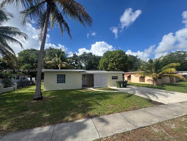 Building Photo - Northeast 141st Street, North Miami, FL 33161 - 4 BR 2 BA detached house