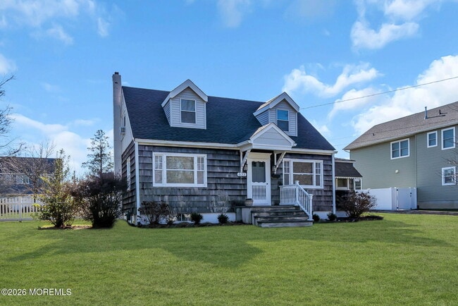 Photo - 633 Agnes Ave