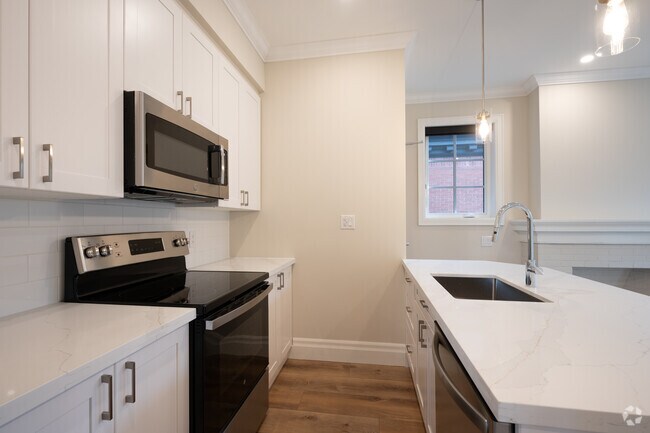 2BR, 1BA - 791SF - Kitchen - 100 Charlton Ave W