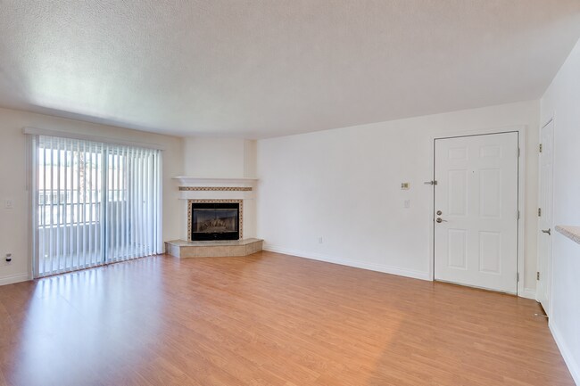 Beautiful 2-Bed, 2-Bath 2nd-Floor Condo Near The Lakes!