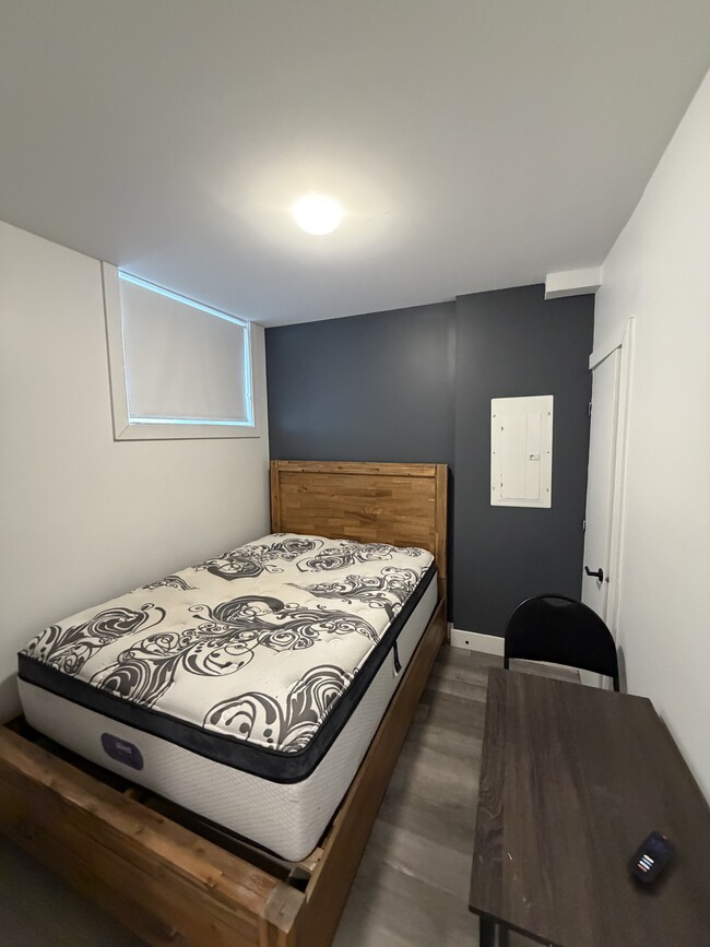 Building Photo - 227 Ave Blackburn