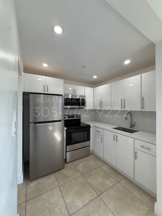 Kitchen - Alhambra Apartments