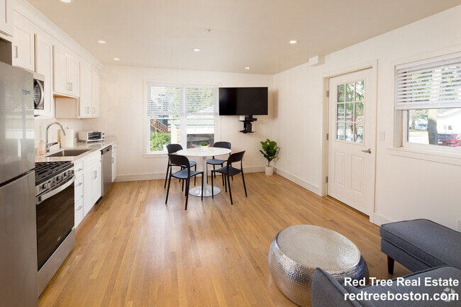 Building Photo - 92 Browne St Unit 2 Rental