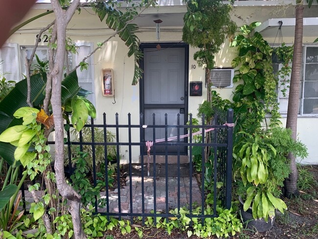 Photo - 825 N 19th Ave Hollywood, FL 33020-3596