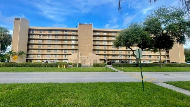 Photo - 4570 NW 18th Ave Unidad 609