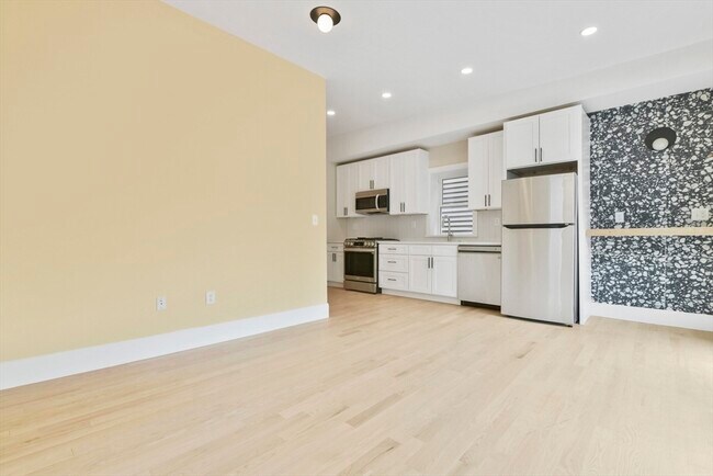 Building Photo - 184 Paris St Unit 3