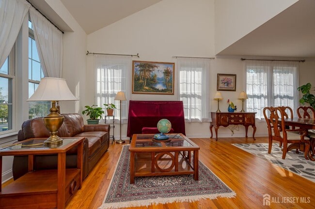 Photo - 8 Comstock Ln