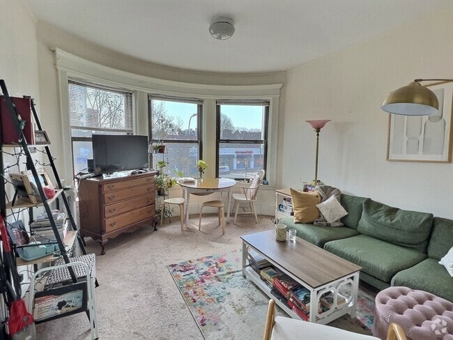 Building Photo - 1382 Beacon St Unit 7 Rental
