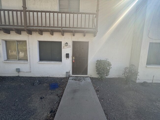 Building Photo - Holiday Gardens Townhome