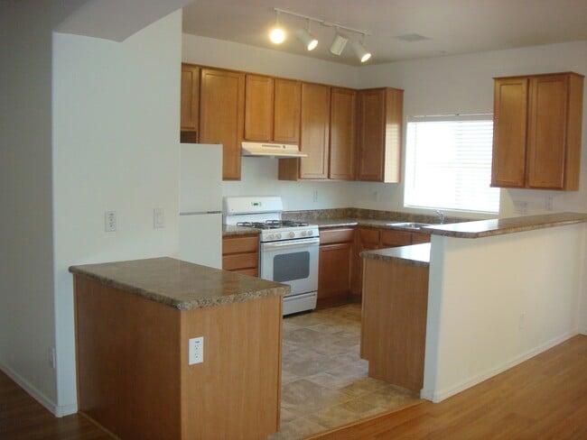 Photo - 608 N Robles St