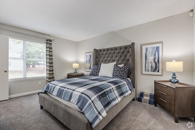 2BR, 2BA - 1152SF